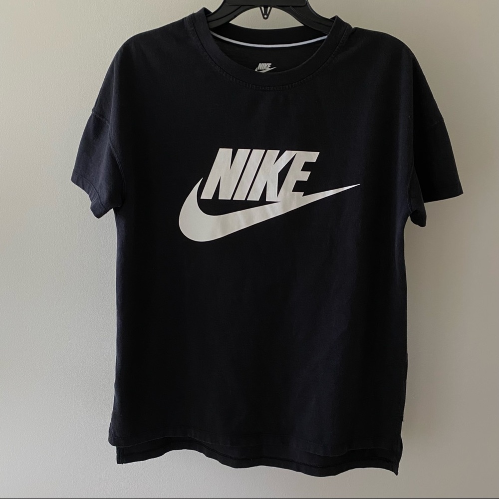 Nike Women’s Crew Neck, Short Sleeve Workout T-shirt. Size Medium